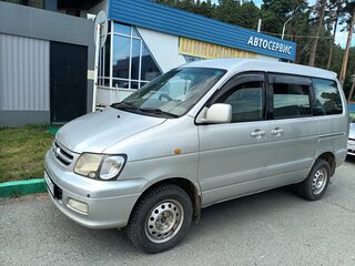 1999 Toyota Town Ace Noah III, серебристый, 700000 рублей, вид 1