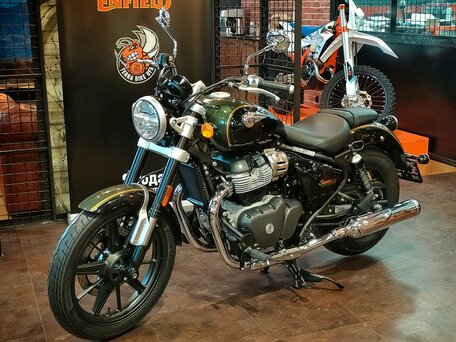 2026 Royal Enfield Super Meteor, зелёный, 773000 рублей, вид 3