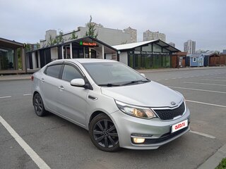 2015 Kia Rio III Рестайлинг, серебристый, 1350000 рублей, вид 2