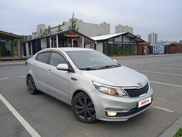2015 Kia Rio III Рестайлинг, серебристый, 1350000 рублей - вид 1