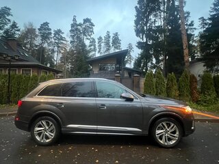 2020 Audi Q7 55 TFSI II (4M) Рестайлинг, серый, 5200000 рублей, вид 4