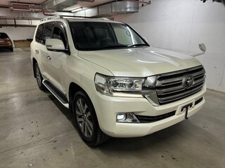2018 Toyota Land Cruiser 200 Series Рестайлинг 2, белый, 9050000 рублей, вид 3