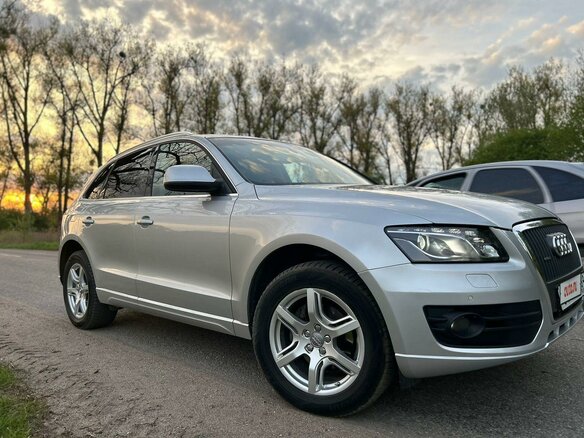 2010 Audi Q5 8tiptronic I (8R), серебристый, 1635000 рублей - вид 1