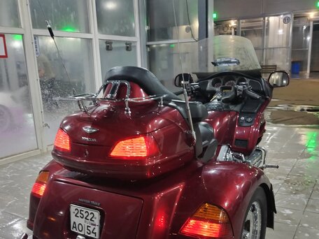 2005 Honda GL 1800 Gold Wing, красный, 2250000 рублей, вид 5