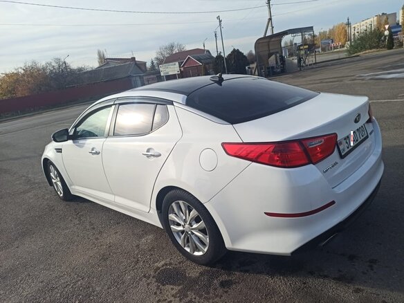 2014 Kia Optima III Рестайлинг, белый, 1000000 рублей - вид 2