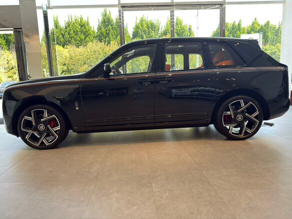 2026 Rolls-Royce Cullinan Black Badge I Рестайлинг (Series II), чёрный, 48000000 рублей - вид 5