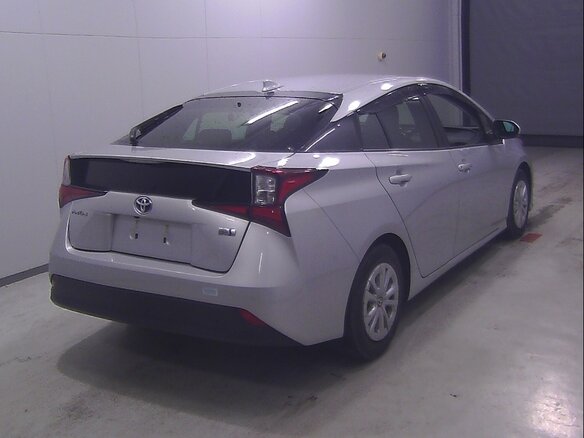 2022 Toyota Prius IV Рестайлинг (XW50), серебристый, 1669000 рублей - вид 2