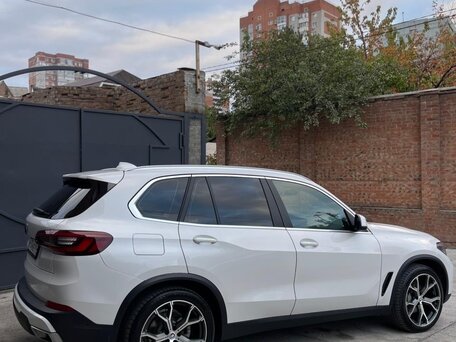 2020 BMW X5 25d IV (G05/G18), белый, 4900000 рублей, вид 3