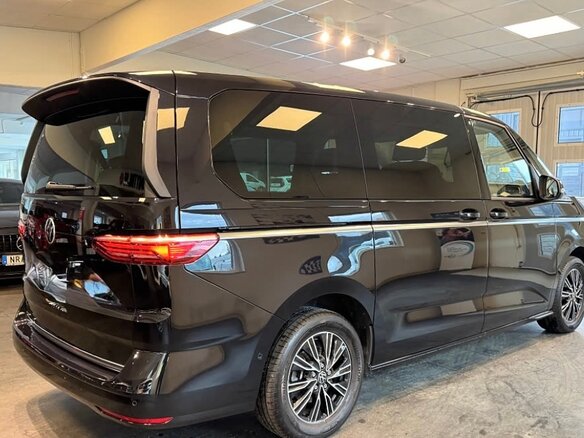 2023 Volkswagen Multivan Long T7, чёрный, 5650000 рублей - вид 4
