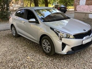 2021 Kia Rio IV Рестайлинг, серебристый, 2100000 рублей, вид 2