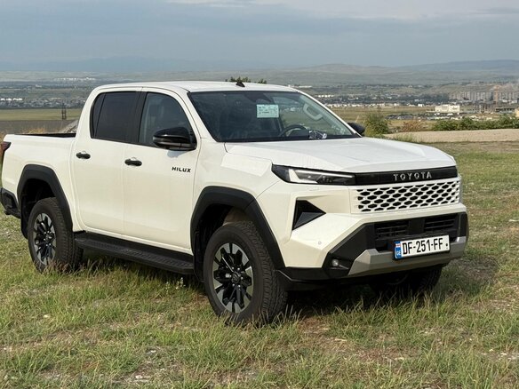 2026 Toyota Hilux VIII Рестайлинг 3, белый, 7050000 рублей - вид 3