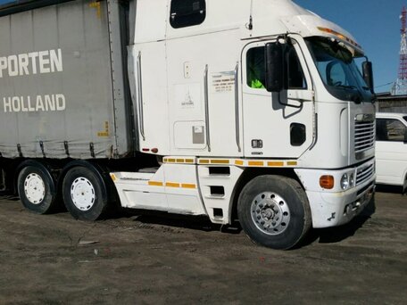 1999 Freightliner Argosy, белый, 2000000 рублей, вид 2