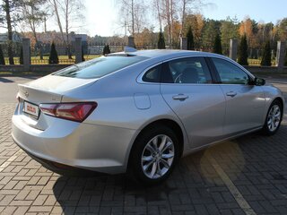 2018 Chevrolet Malibu IX Рестайлинг, серебристый, 1450000 рублей, вид 2