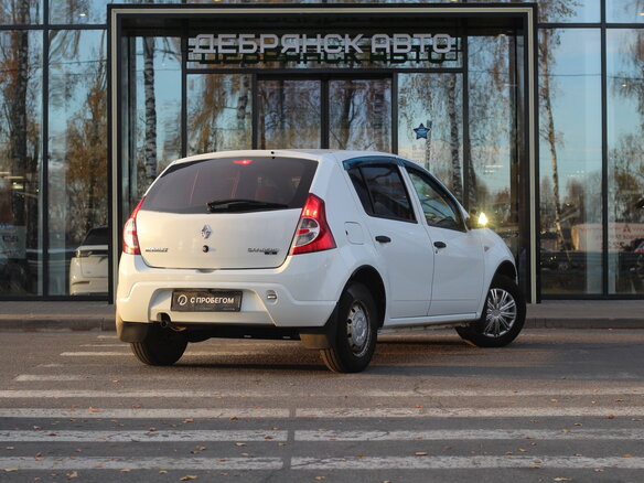 2013 Renault Sandero I, белый, 556000 рублей - вид 1