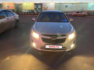 2013 Chevrolet Cruze I Рестайлинг, серебристый, 600000 рублей, вид 2