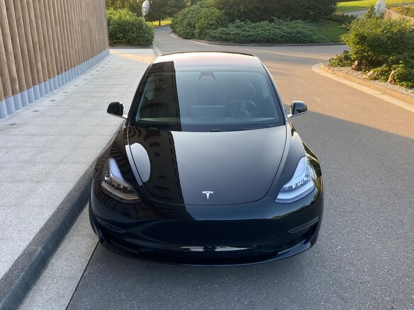 2018 Tesla Model 3 Mid Range I, чёрный - вид 1