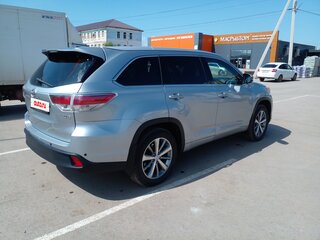 2014 Toyota Highlander III (XU50), серебристый, 2800000 рублей, вид 3