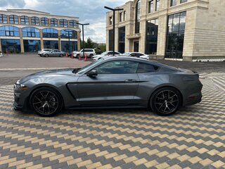 2021 Ford Mustang VI Рестайлинг, серебристый, 3700000 рублей, вид 2
