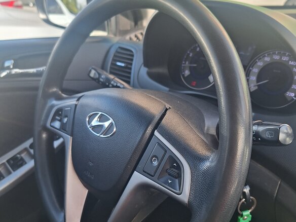2012 Hyundai Solaris I, чёрный, 700000 рублей - вид 7
