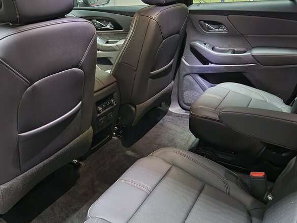 2022 Chevrolet Traverse II Рестайлинг, пурпурный, 3700000 рублей - вид 11