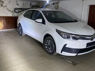 2017 Toyota Corolla XI (E160, E170, E180) Рестайлинг 1, белый, 2500000 рублей, вид 1