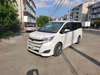 2018 Toyota Noah III (R80) Рестайлинг, белый, 2200000 рублей, вид 1