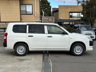 2017 Toyota Succeed I Рестайлинг, белый, 825000 рублей, вид 3