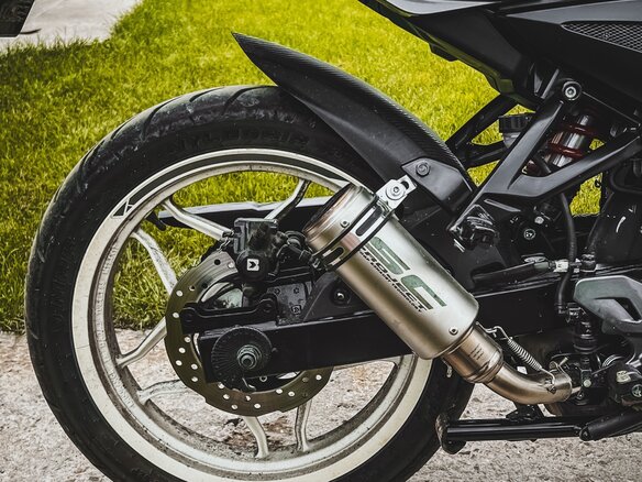 2021 Bajaj Pulsar NS 200, серый, 200000 рублей - вид 1