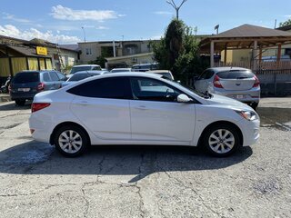 2016 Hyundai Solaris I Рестайлинг, белый, 900000 рублей, вид 4