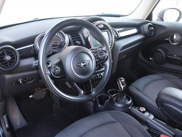 2018 Mini Hatch Cooper III (F55/F56) Рестайлинг, оранжевый - вид 15
