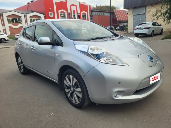 2012 Nissan Leaf (EM57) I (ZE0/AZE0), серебристый, 899000 рублей - вид 1