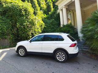 2018 Volkswagen Tiguan II, белый, 2450000 рублей, вид 4