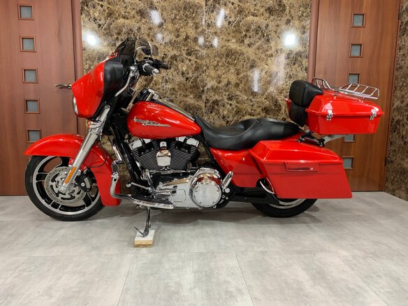 2009 Harley-Davidson Street Glide, красный - вид 1