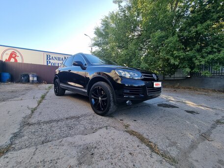 2011 Volkswagen Touareg II, чёрный, 2190000 рублей, вид 2
