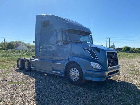 2003 Volvo VNL, синий, 3500000 рублей, вид 1