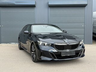 2025 BMW 5 серии 530i xDrive VIII (G60/G61/G68), чёрный, 9790000 рублей, вид 3