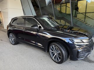 2018 Volkswagen Touareg III, чёрный, 3700000 рублей, вид 2