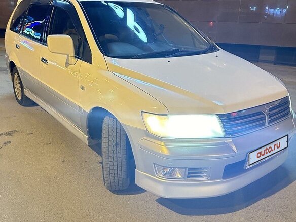 2001 Mitsubishi Chariot Grandis III, белый