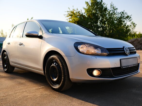 2012 Volkswagen Golf VI, серебристый, 705000 рублей - вид 1