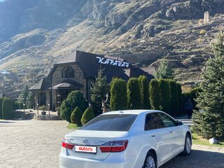 2015 Toyota Camry VII (XV50) Рестайлинг, белый, 2470000 рублей, вид 5
