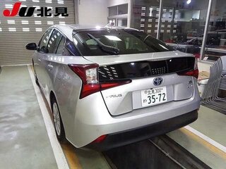 2021 Toyota Prius IV Рестайлинг (XW50), серебристый, 1744879 рублей, вид 2