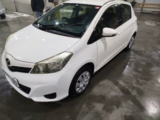 2011 Toyota Vitz III (XP130), белый, 1150000 рублей, вид 2