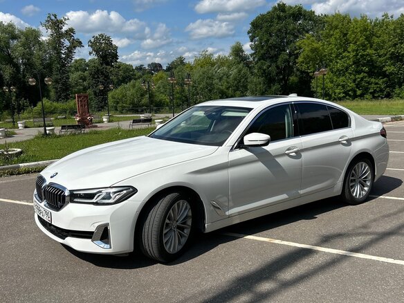 2021 BMW 5 серии 520i VII (G30/G31/G38) Рестайлинг, белый, 4850000 рублей - вид 2