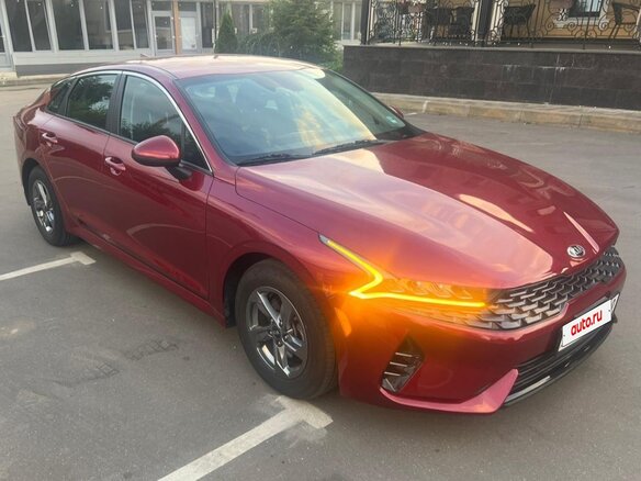 2020 Kia K5 III, красный, 1950000 рублей - вид 3