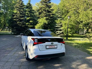 2019 Toyota Prius IV Рестайлинг (XW50), белый, 2390000 рублей, вид 2