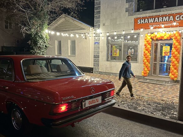 1981 Mercedes-Benz W123 200 4-speed, красный - вид 2