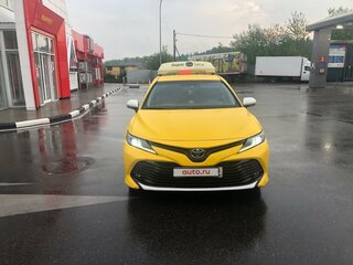 2020 Toyota Camry VIII (XV70), жёлтый, 2050000 рублей, вид 2