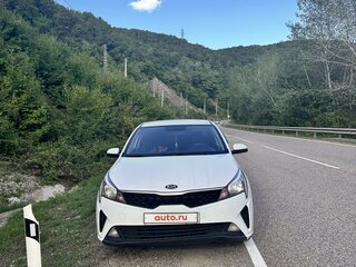 2020 Kia Rio IV Рестайлинг, белый, 1450000 рублей, вид 3