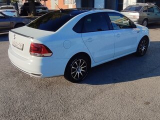 2018 Volkswagen Polo V Рестайлинг, белый, 1400000 рублей, вид 2