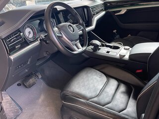 2020 Volkswagen Touareg III, чёрный, 6500000 рублей, вид 4